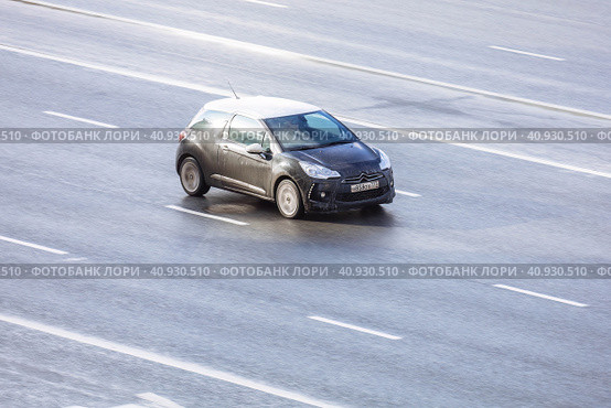 Автомобиль Citroen DS3 едет по улице. Компактный городской хэтчбэк мчится по дороге. Редакционное фото, фотограф Константин Григорьев / Фотобанк Лори