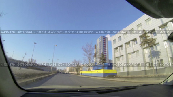 Автомобиль едет по дорогам города. Вид из машины. Санкт-Петербург (2013 год). Стоковое видео, видеограф Кекяляйнен Андрей / Фотобанк Лори