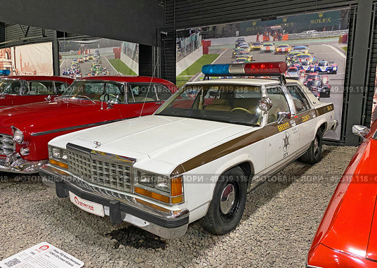 Автомобиль FORD LTD Crown Victoria ("Форд ЛТД Краун Виктория"), 1985 г. Автомузей "Автомобили мира", Москва (2023 год). Редакционное фото, фотограф Мария Кылосова / Фотобанк Лори