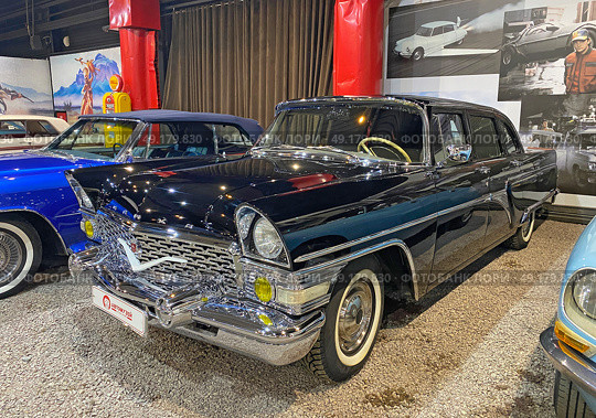 Автомобиль ГАЗ-13 «Чайка», 1959 г. Автомузей "Автомобили мира", Москва (2023 год). Редакционное фото, фотограф Мария Кылосова / Фотобанк Лори