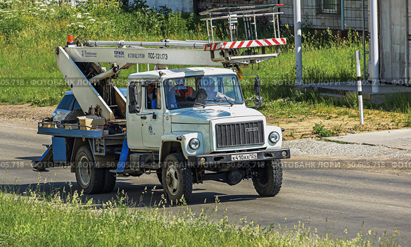 Автомобиль Газ 3307 автовышка. Редакционное фото, фотограф Анатолий Володин / Фотобанк Лори