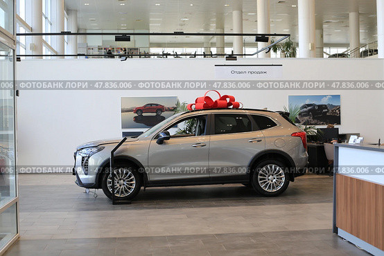 Автомобиль HAVAL JOLION в автосалоне Авторусь. Московская область, Подольск, пр-т Юных Ленинцев, дом 1И. Редакционное фото, фотограф Яна Королёва / Фотобанк Лори