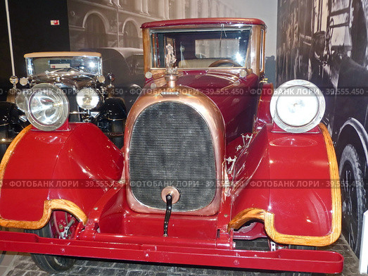 Автомобиль "Heine-Velox V12", 1921 г., лимузин, 12-цилиндровый, 115 л.с., США. Этот автомобиль считается самым дорогим автомобилем своего времени. Всего было выпущено 5 автомобилей. Музей автомобильной техники. Верхняя Пышма, Россия, сентябрь 2020. Редакционное фото, фотограф Сергей Елизарьев / Фотобанк Лори