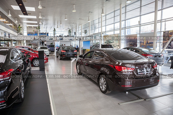 Автомобиль Hyundai Elantra в автосалоне, официальные дилер (2015 год). Редакционное фото, фотограф Кекяляйнен Андрей / Фотобанк Лори