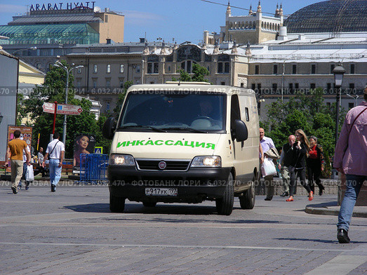 Автомобиль "Инкассация" двигается по площади Революции, Москва (2014 год). Редакционное фото, фотограф lana1501 / Фотобанк Лори