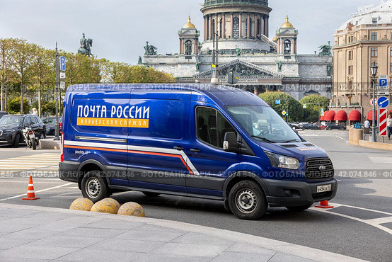 Автомобиль курьерской службы Почты России в Санкт-Петербурге (2023 год). Редакционное фото, фотограф Юрий Шурчков / Фотобанк Лори