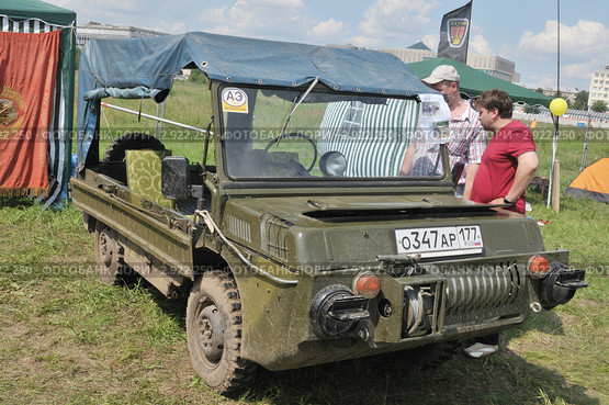 Автомобиль ЛуАЗ-967 (транспортёр переднего края, ТПК) на "Автоэкзотике-2009", Москва, Тушино. Редакционное фото, фотограф Малышев Андрей / Фотобанк Лори