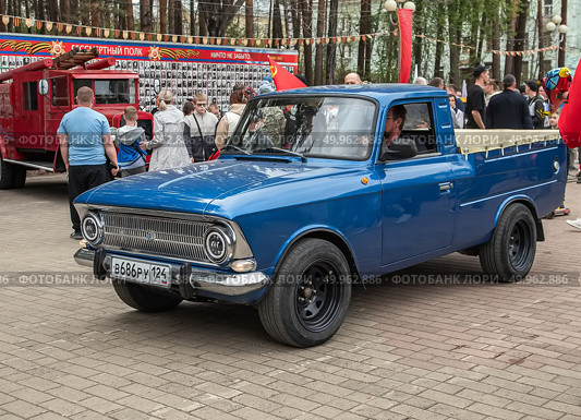 Автомобиль Москвич иж 2717 на выставке ретро автотехники в городе Железногорске Красноярский Край. Редакционное фото, фотограф Анатолий Володин / Фотобанк Лори