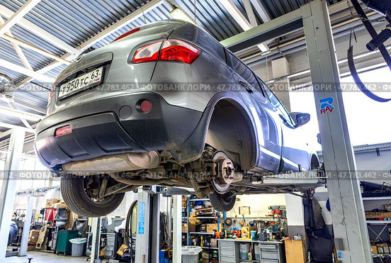 Автомобиль на СТО официального дилера Nissan. Внедорожник поднят в сервисный центр для проведения технического обслуживания. Редакционное фото, фотограф FotograFF / Фотобанк Лори