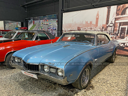 Автомобиль Oldsmobile Cutlass Supreme ("Олдсмобиль Катлас Суприм"), 1968 г. Автомузей "Автомобили мира", Москва (2023 год). Редакционное фото, фотограф Мария Кылосова / Фотобанк Лори