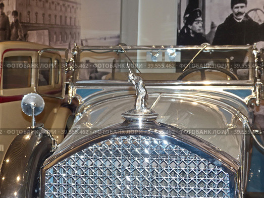 Автомобиль "Pierce-Arrow Mod. 81 Roadster", 1928 г., 4-ступенчатый, 75 л.с., США. Первая модель с новой эмблемой на радиаторе, фигуркой лучника. Музей автомобильной техники. Верхняя Пышма, Россия, сентябрь 2020. Редакционное фото, фотограф Сергей Елизарьев / Фотобанк Лори