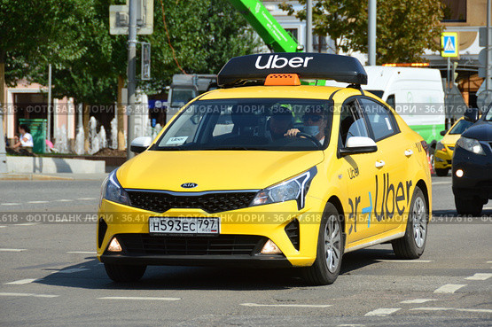 Автомобиль с логотипом Uber. Перекресток Большого и Малого Москворецких мостов, Болотной улицы и Лубочного переулка. Район Якиманка. Город Москва (2021 год). Редакционное фото, фотограф lana1501 / Фотобанк Лори