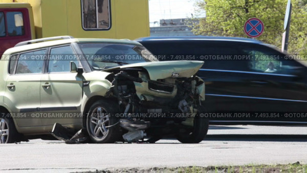 Автомобиль с помятым бампером и капотом на тротуаре после лобового столкновения (2015 год). Редакционное видео, видеограф Кекяляйнен Андрей / Фотобанк Лори