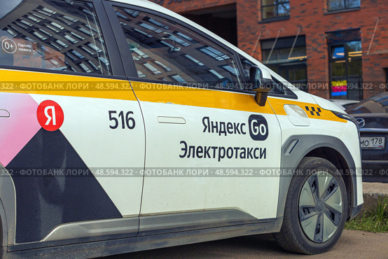 Автомобиль сервиса такси "Яндекс GO электротакси". Надпись на двери автомобиля. Редакционное фото, фотограф Grigory_Gez / Фотобанк Лори