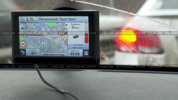 Автомобиль стоит в пробке или на светофоре. GPS-устройство с указанием маршрута на панели. Таймлапс (2015 год). Редакционное видео, видеограф Данил Руденко / Фотобанк Лори