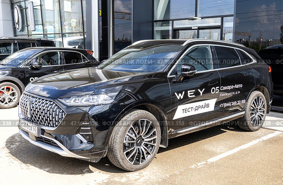 Автомобиль Wey 05 рядом с шоурумом официального дилера. Китайский производитель автомобилей. Редакционное фото, фотограф FotograFF / Фотобанк Лори