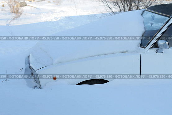 Автомобиль заваленный снегом (2017 год). Стоковое фото, фотограф Elena Kotova / Фотобанк Лори