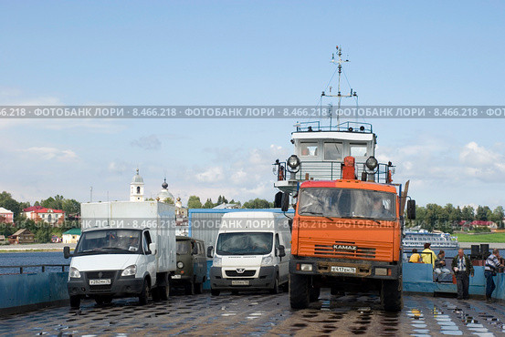 Автомобили переправляются через Волгу на пароме. Мышкин (2015 год). Редакционное фото, фотограф Александр Щепин / Фотобанк Лори