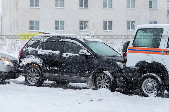 Автомобильная авария на городской улице. Несколько автомобилей врезались на скользкой заснеженной дороге. Сложные дорожные условия во время снегопада. Снежная зимняя погода. Стоковое фото, фотограф Андрей Степанов / Фотобанк Лори
