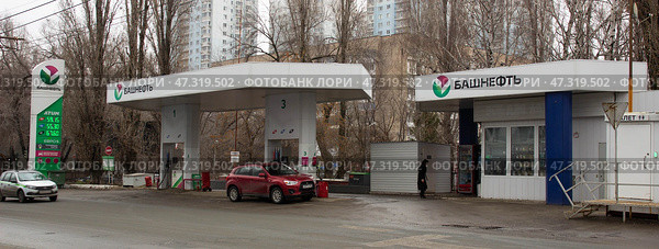 Автомобильная заправка Башнефть. Саратов. Редакционное фото, фотограф Евгений Будюкин / Фотобанк Лори