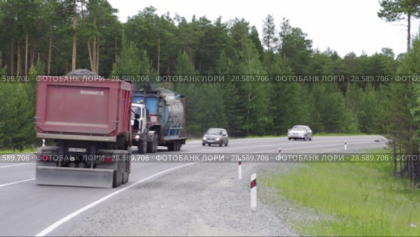 Автомобильное движение на дороге Сургут-Когалым. Highway Surgut-Kogalym. Telephoto shot. (2015 год). Редакционное видео, видеограф Евгений Романов / Фотобанк Лори
