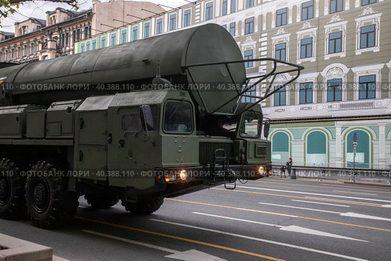 Автономная пусковая установка подвижный грунтовый ракетный комплекс (АПУ ПГРК) "Ярс" на Тверской улице города Москвы во время ночной репетиции парада, посвященного 78-й годовщине Победы в Великой Отечественной войне (2023 год). Редакционное фото, фотограф Николай Винокуров / Фотобанк Лори