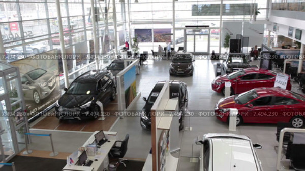 Автосалон по продаже автомобилей Hyundai. Вид сверху на шоурум (2015 год). Редакционное видео, видеограф Кекяляйнен Андрей / Фотобанк Лори