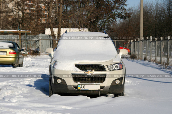 Автостоянка. Занесенный снегом автомобиль. Украина, Харьков (2014 год). Редакционное фото, фотограф Щеголева Ольга / Фотобанк Лори
