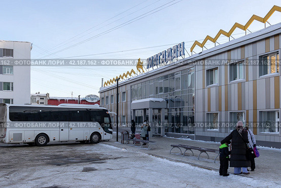 Автовокзал Магадан, город Магадан, Магаданская область, Россия. Транспортная инфраструктура в Сибири и на Дальнем Востоке России. Люди ожидают автобус около автостанции. Региональные пассажирские автобусные перевозки. (2024 год). Редакционное фото, фотограф Андрей Степанов / Фотобанк Лори