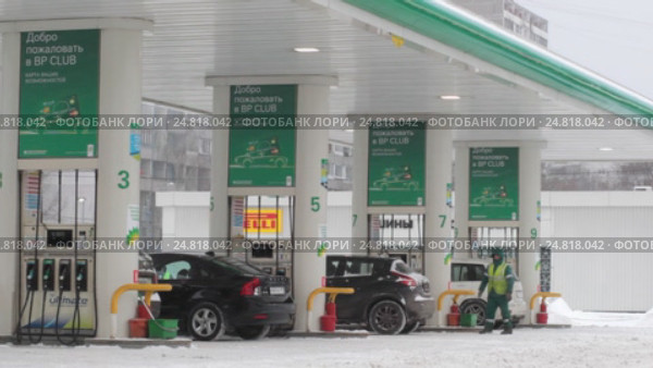 Автозаправка "bp" в Москве зимой, панорама слева на право (2017 год). Редакционное видео, видеограф Дмитрий Неумоин / Фотобанк Лори