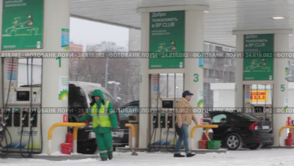 Автозаправка "bp" в Москве зимой, панорама слева на право (2017 год). Редакционное видео, видеограф Дмитрий Неумоин / Фотобанк Лори