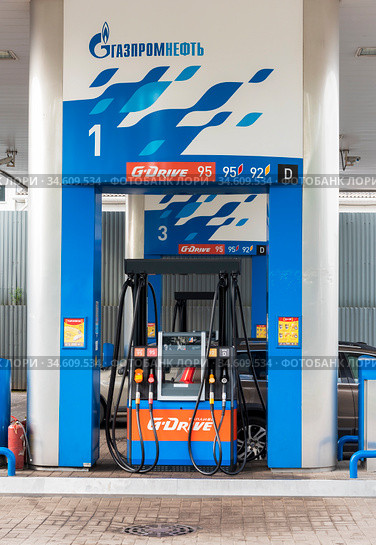 Автозаправка "Газпромнефть". Заправочный терминал. Санкт-Петербург (2020 год). Редакционное фото, фотограф Александр Щепин / Фотобанк Лори