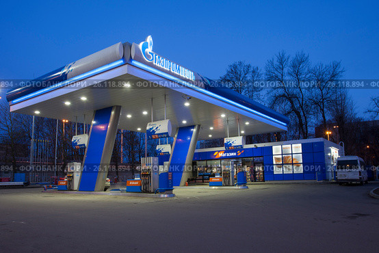 Автозаправочная станция "Газпромнефть" (2017 год). Редакционное фото, фотограф Литвяк Игорь / Фотобанк Лори