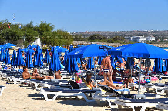 Ayia Napa, Cyprus - November 1. 2018. People on Sun loungers on Makronissos Beach Resort. Редакционное фото, фотограф Володина Ольга / Фотобанк Лори