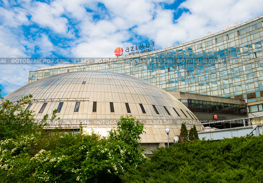 AZIMUT Сити Отель Олимпик Москва в солнечный летний день. Москва. Россия (2022 год). Редакционное фото, фотограф E. O. / Фотобанк Лори