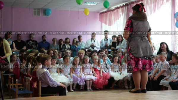 Баба Яга на театральном выступлении перед детьми и родителями. Сцена в детском саду (2015 год). Редакционное видео, видеограф Кекяляйнен Андрей / Фотобанк Лори