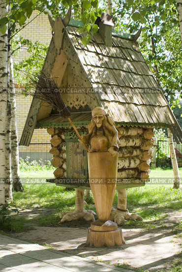 Баба Яга в ступе. Резьба по дереву. (2011 год). Редакционное фото, фотограф Зобков Юрий / Фотобанк Лори