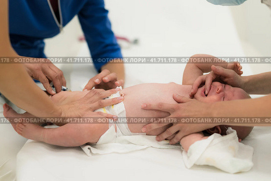 Baby beeing vaccinated by pediatrician in presence of his mother. Preventive vaccination against Diphtheria, whooping cough, tetanus, hepatitis, haemophilus influenzae, pneumococcus, poliomyelitis. Стоковое фото, фотограф Matej Kastelic / Фотобанк Лори
