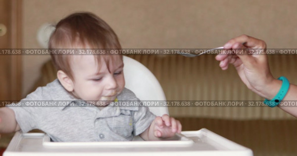 Baby eating mashed potatoes. Стоковое видео, видеограф Потийко Сергей / Фотобанк Лори