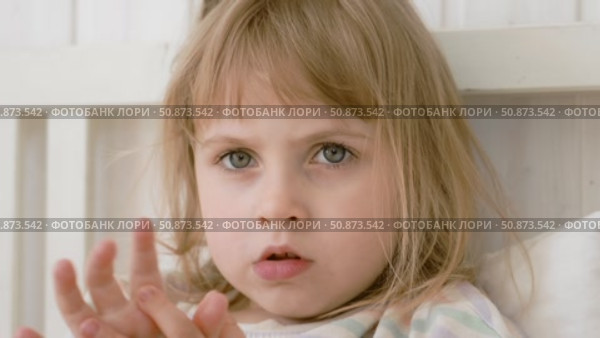 Baby girl finger applying moisturizing cream on her hand in white bedroom. Child puts lotion on hands. Skin care. Clean smooth body skin. Skincare, wellness, hygiene. Soft natural light, low contrast. Стоковое видео, видеограф Марина Демидюк / Фотобанк Лори