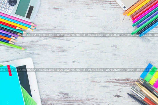 back to school frame with school supplies on wooden table. back to school frame. Стоковое фото, агентство Ingram Publishing / Фотобанк Лори