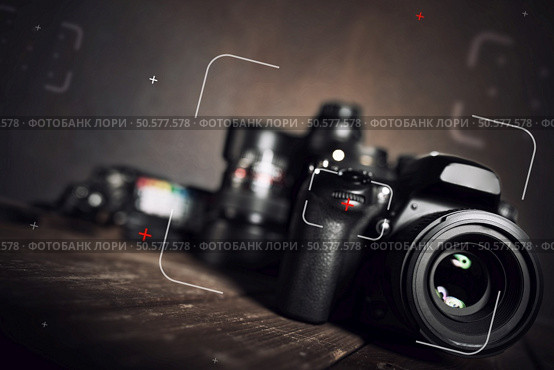 Background of professional reflex camera on wooden boards. Professional reflex camera. Стоковое фото, агентство Ingram Publishing / Фотобанк Лори