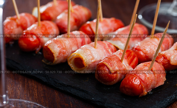 Bacon wrapped cocktail wieners. Стоковое фото, фотограф Яков Филимонов / Фотобанк Лори