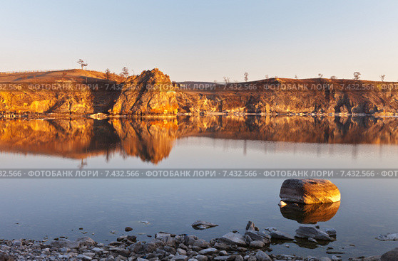 Байкал. Берег Ольхона в золотых красках майского заката. Стоковое фото, фотограф Виктория Катьянова / Фотобанк Лори