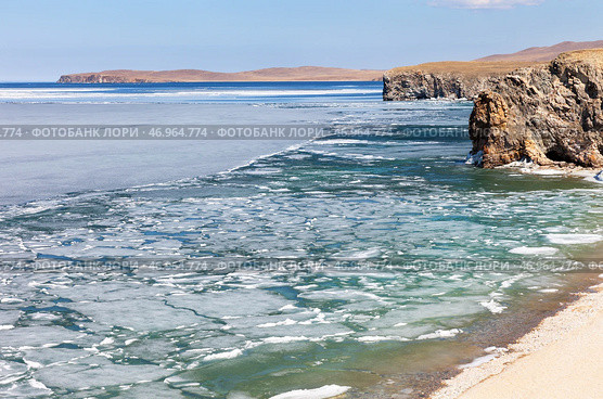 Baikal Lake in May sunny day. Top view of ice drift on shallow bay of Small Sea. Beautiful landscape with white ice floes melting at coast of Olkhon Island. Natural spring background. Change of seasons. Стоковое фото, фотограф Виктория Катьянова / Фотобанк Лори