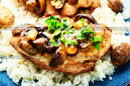 Baked chicken breast with marsala mushroom sauce and rice. Close up. Chicken meat with mushroom sauce and rice. Стоковое фото, агентство Ingram Publishing / Фотобанк Лори