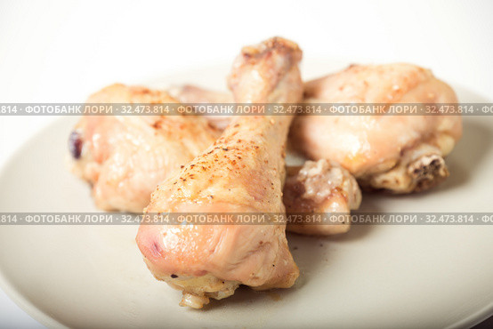 Baked chicken legs with spices on a plate. Selective focus. Стоковое фото, фотограф Юлия Бабкина / Фотобанк Лори