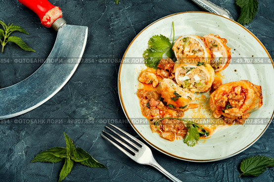 Baked clams, sliced squid stuffed with rice and nettle. Seafood.. Baked squid stuffed with rice. Стоковое фото, агентство Ingram Publishing / Фотобанк Лори