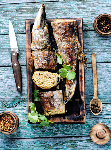 Baked grilled fish.Pike fish stuffed with mushrooms.Pike royally. Russian cuisine. Pike stuffed with vegetables. Стоковое фото, агентство Ingram Publishing / Фотобанк Лори