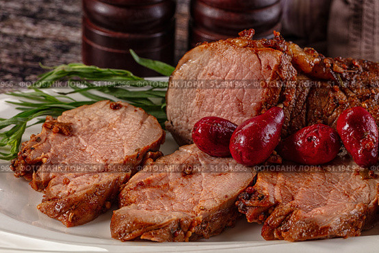 Baked pork sirloin with cornus. Стоковое фото, фотограф Андрей Старостин / Фотобанк Лори